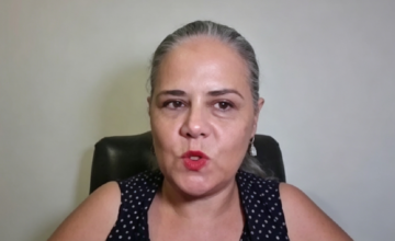 Activista comunitaria brindando una charla informativa a un grupo de trabajadoras domésticas.