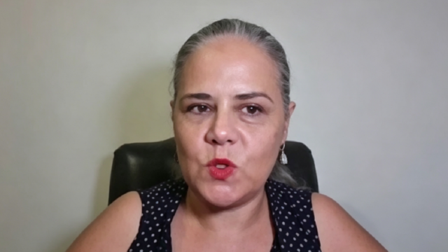 Activista comunitaria brindando una charla informativa a un grupo de trabajadoras domésticas.