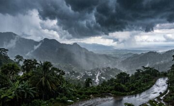 El sistema climático que provoca lluvias intensas en México se desarrolla en el sureste del país, interactuando con patrones de monzón y humedad atmosférica.