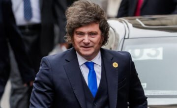 El presidente argentino Javier Milei gesticulando durante un discurso oficial.