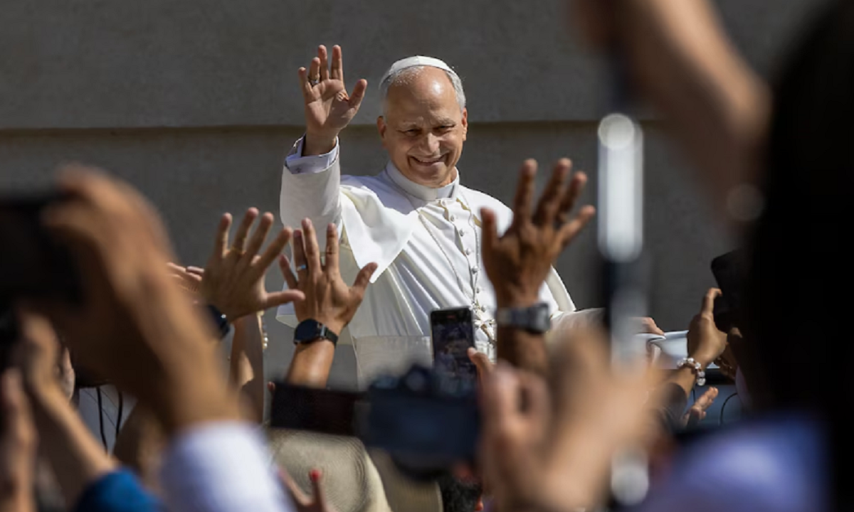El papa León XIV saluda a los fieles congregados durante una ceremonia religiosa oficial.