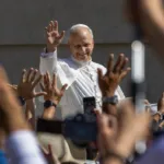 El papa León XIV saluda a los fieles congregados durante una ceremonia religiosa oficial.