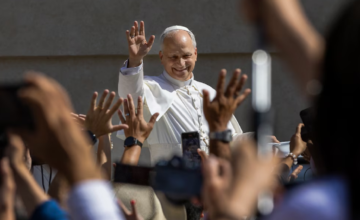 El papa León XIV saluda a los fieles congregados durante una ceremonia religiosa oficial.
