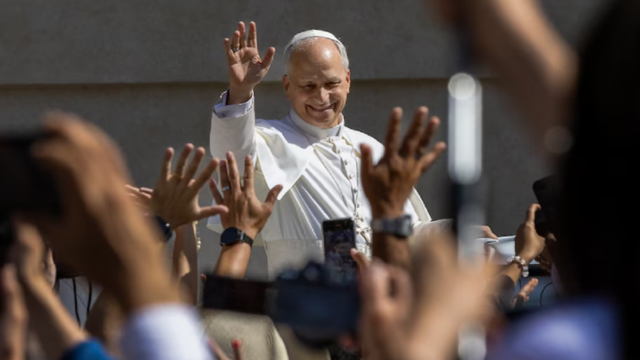 El papa León XIV saluda a los fieles congregados durante una ceremonia religiosa oficial.