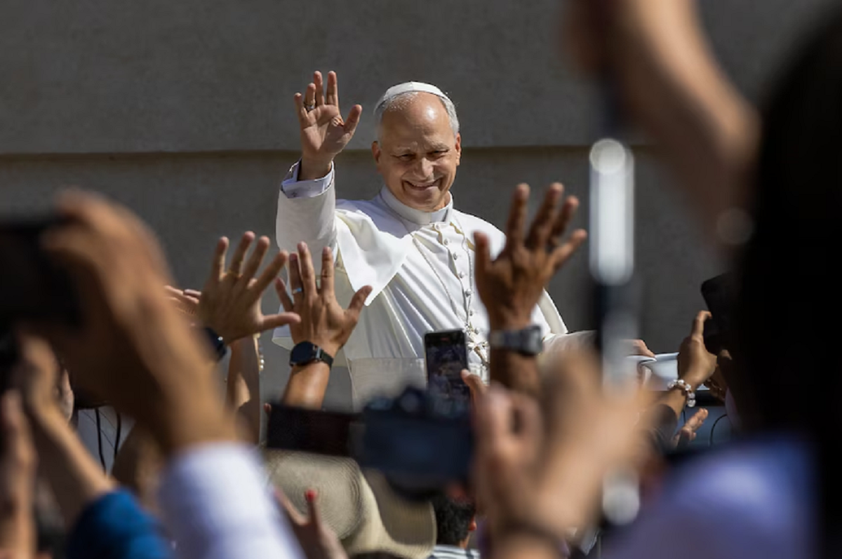 El papa León XIV saluda a los fieles congregados durante una ceremonia religiosa oficial.