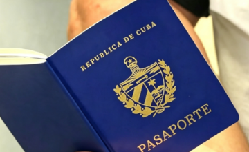 Pasaporte cubano sobre un formulario de trámite consular en una embajada.