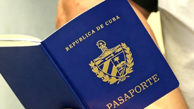 Pasaporte cubano sobre un formulario de trámite consular en una embajada.