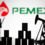 Torre ejecutiva de Petróleos Mexicanos (Pemex) en la Ciudad de México bajo un cielo despejado.