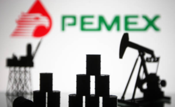 Torre ejecutiva de Petróleos Mexicanos (Pemex) en la Ciudad de México bajo un cielo despejado.