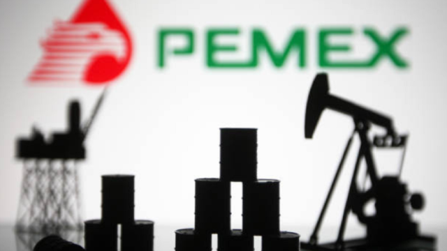 Torre ejecutiva de Petróleos Mexicanos (Pemex) en la Ciudad de México bajo un cielo despejado.