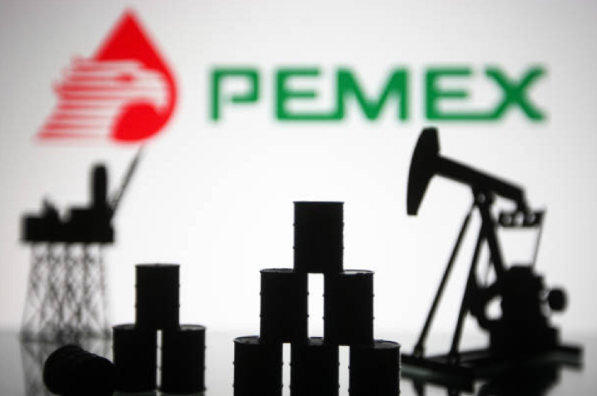 Torre ejecutiva de Petróleos Mexicanos (Pemex) en la Ciudad de México bajo un cielo despejado.