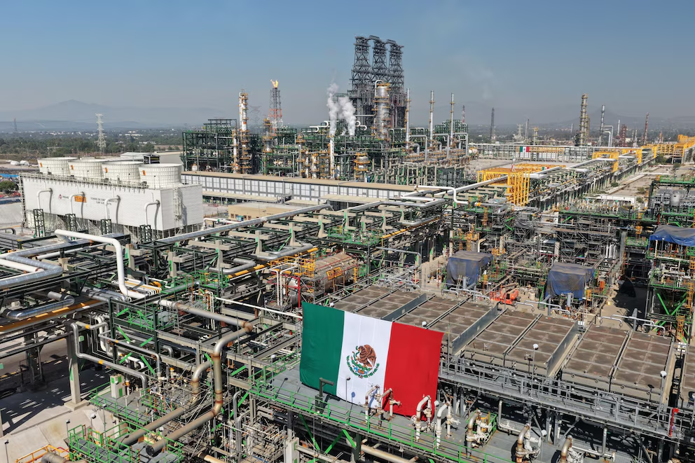 Vista panorámica de complejos petroleros de Pemex durante una jornada laboral de producción hidrocarburífera.