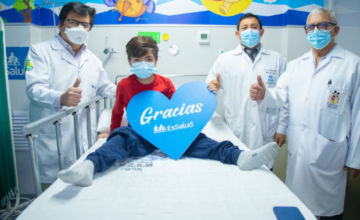 Personal médico de EsSalud en el quirófano durante una intervención quirúrgica de alta complejidad en Lima.
