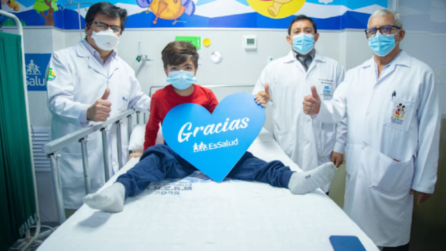 Personal médico de EsSalud en el quirófano durante una intervención quirúrgica de alta complejidad en Lima.