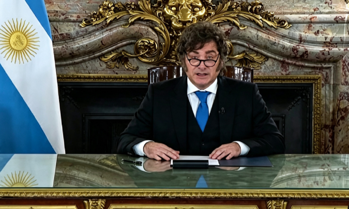 El presidente Javier Milei junto a su Gabinete nacional durante el anuncio en cadena nacional sobre la causa Malvinas.