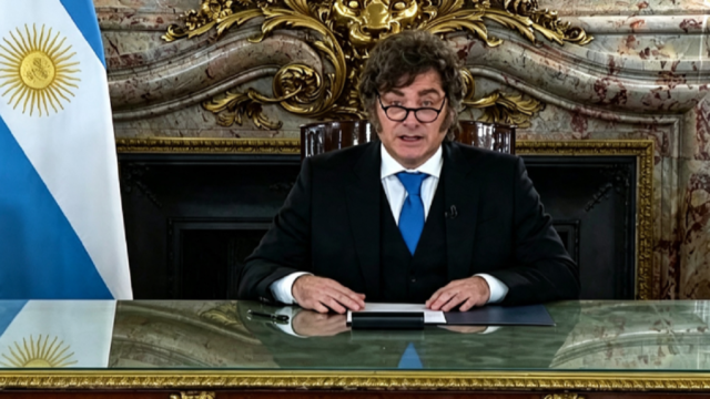 El presidente Javier Milei junto a su Gabinete nacional durante el anuncio en cadena nacional sobre la causa Malvinas.