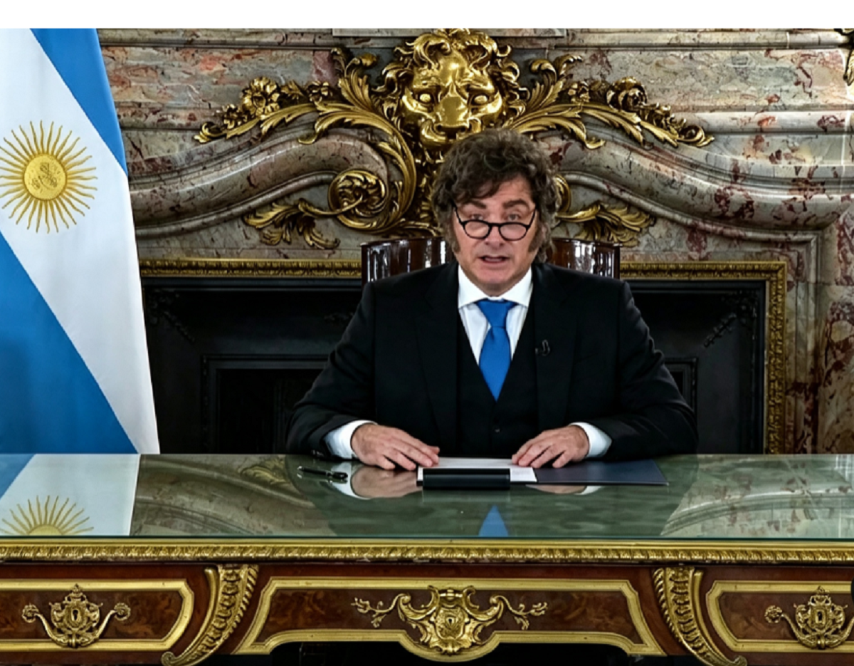 El presidente Javier Milei junto a su Gabinete nacional durante el anuncio en cadena nacional sobre la causa Malvinas.