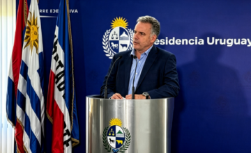 Yamandú Orsi durante la conferencia de prensa ofrecida a su regreso de Estados Unidos.