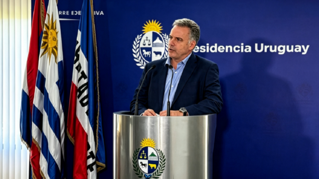 Conferencia de prensa oficialista en Montevideo donde se discuten los nuevos datos de pobreza del INE.