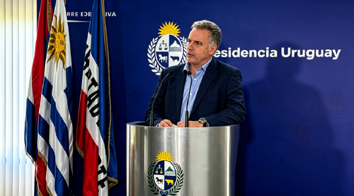 Yamandú Orsi durante la conferencia de prensa ofrecida a su regreso de Estados Unidos.