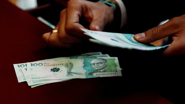 El gobierno bogotano propone elevar el Impuesto al sector financiero en un 50%, lo que genera preocupación por su impacto en la economía local y la atracción de inversiones.