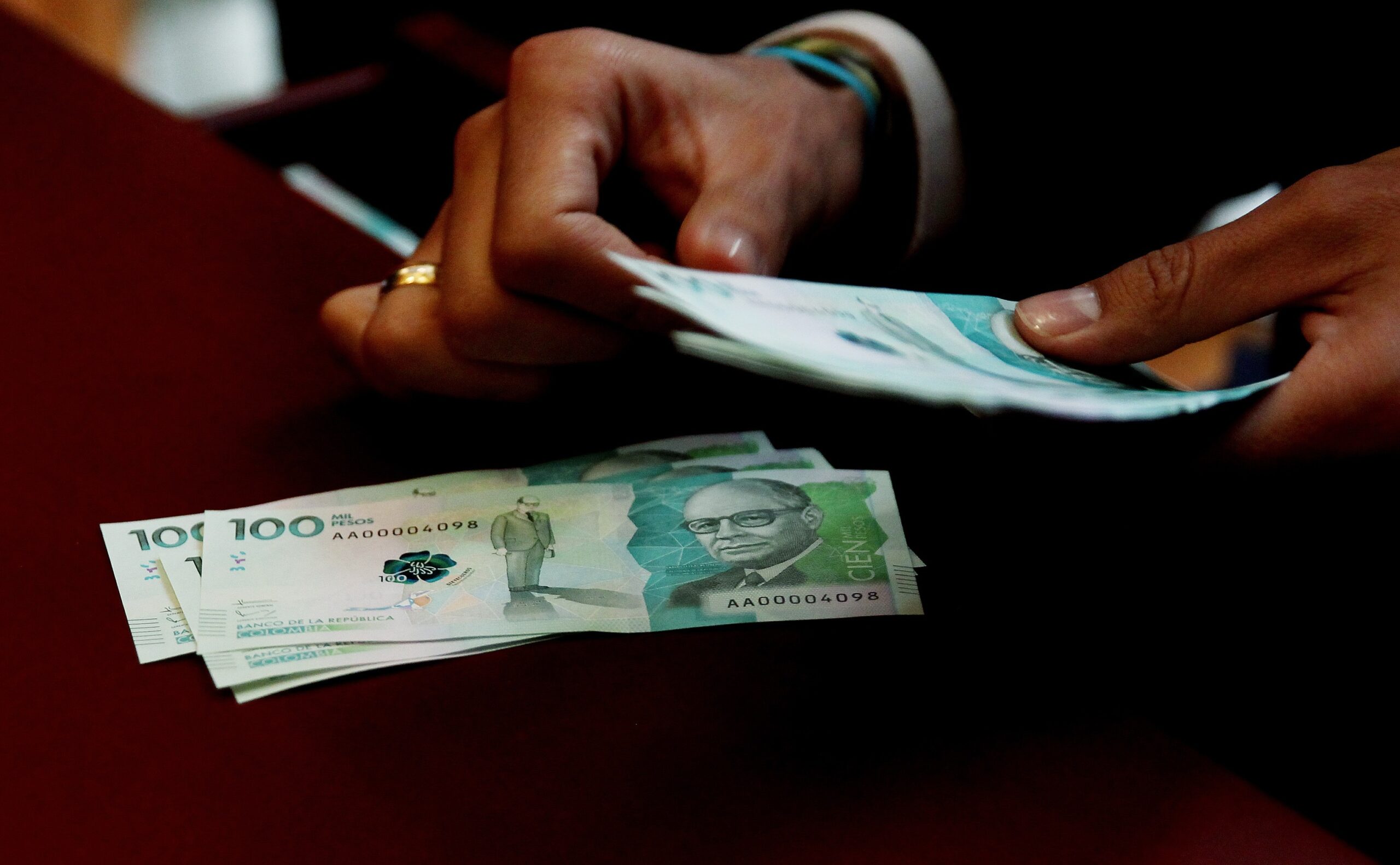 El gobierno bogotano propone elevar el Impuesto al sector financiero en un 50%, lo que genera preocupación por su impacto en la economía local y la atracción de inversiones.