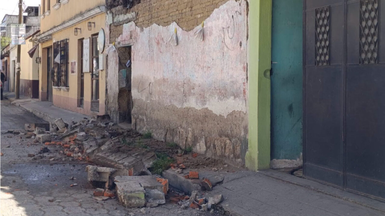 México se encuentra en una zona de interacción tectónica donde cinco placas se encuentran, generando frecuente actividad sísmica en regiones como Guerrero y Chiapas.