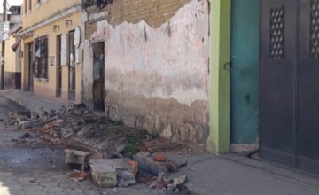 México se encuentra en una zona de interacción tectónica donde cinco placas se encuentran, generando frecuente actividad sísmica en regiones como Guerrero y Chiapas.