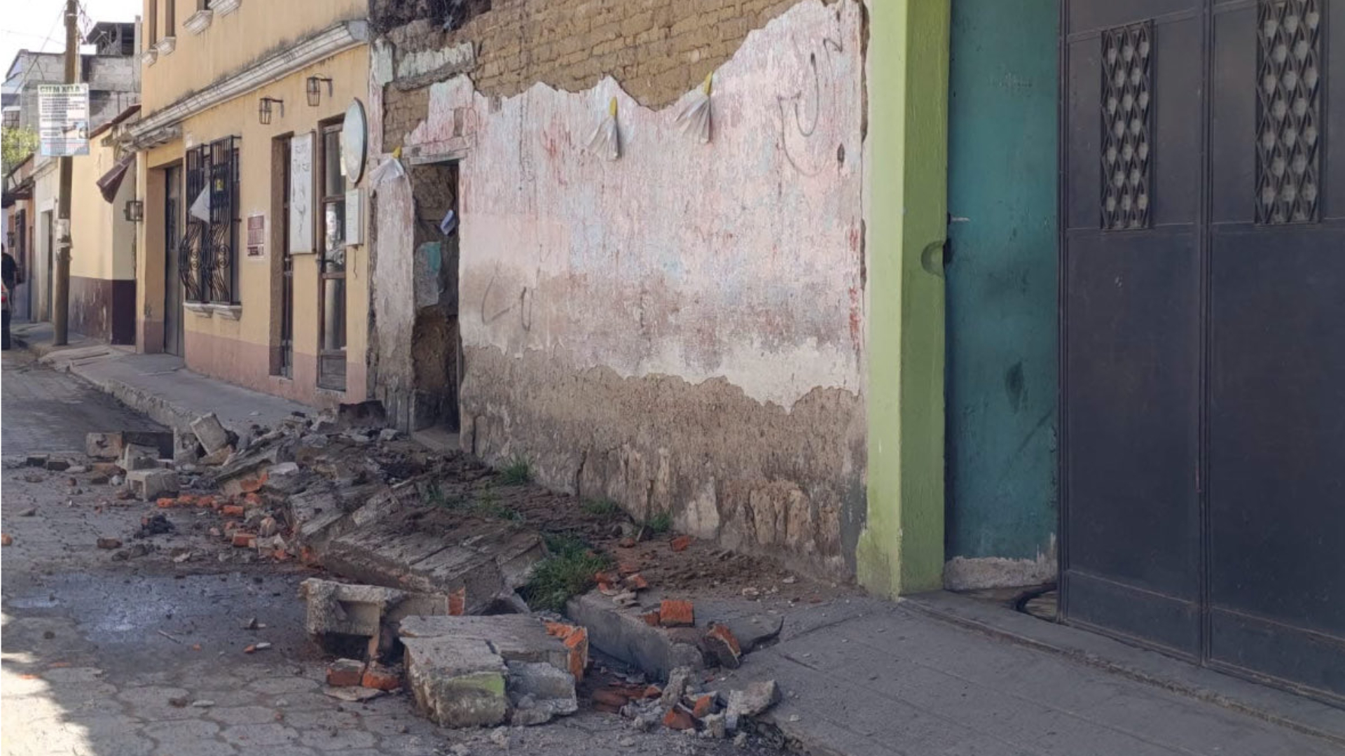 México se encuentra en una zona de interacción tectónica donde cinco placas se encuentran, generando frecuente actividad sísmica en regiones como Guerrero y Chiapas.