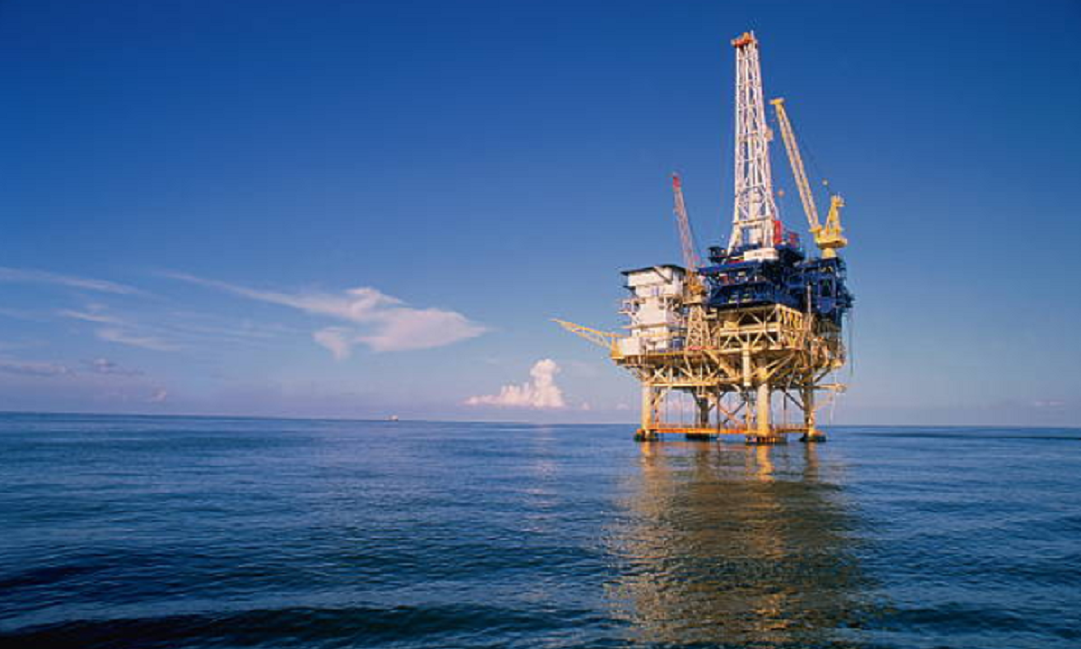 Plataforma petrolera offshore operando en las aguas de la Cuenca Malvinas Norte.