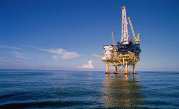 Plataforma petrolera offshore operando en las aguas de la Cuenca Malvinas Norte.