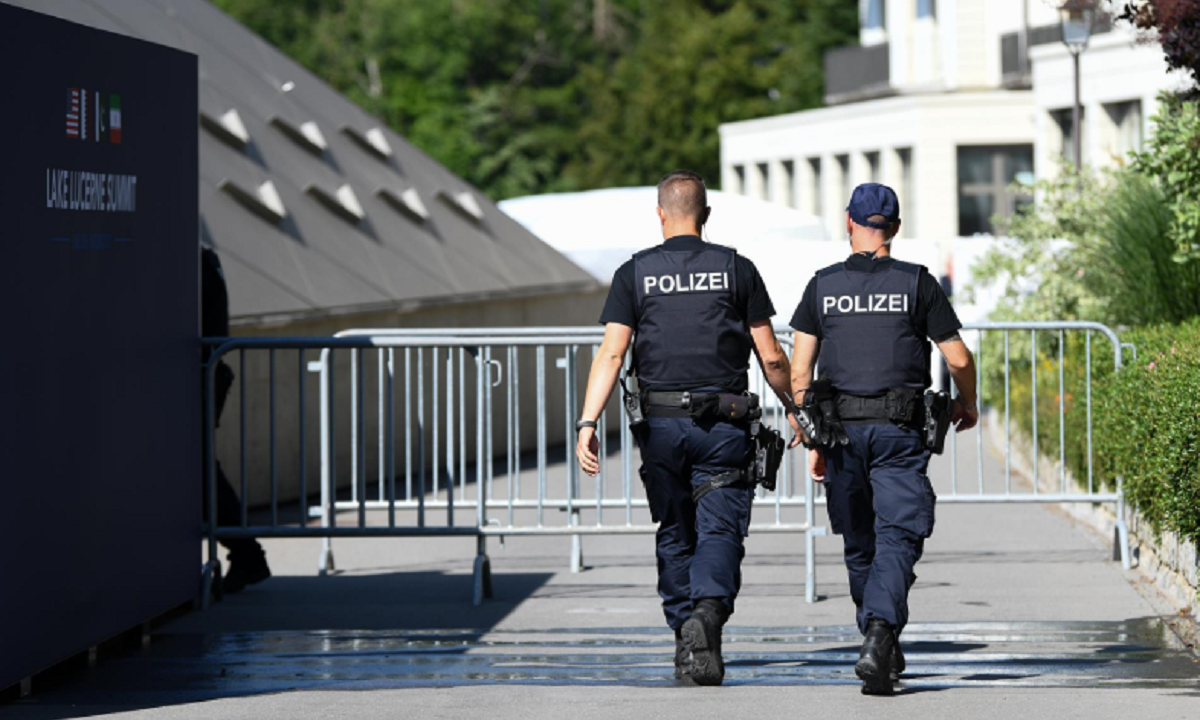Autoridades policiales durante una rueda de prensa en Suiza.