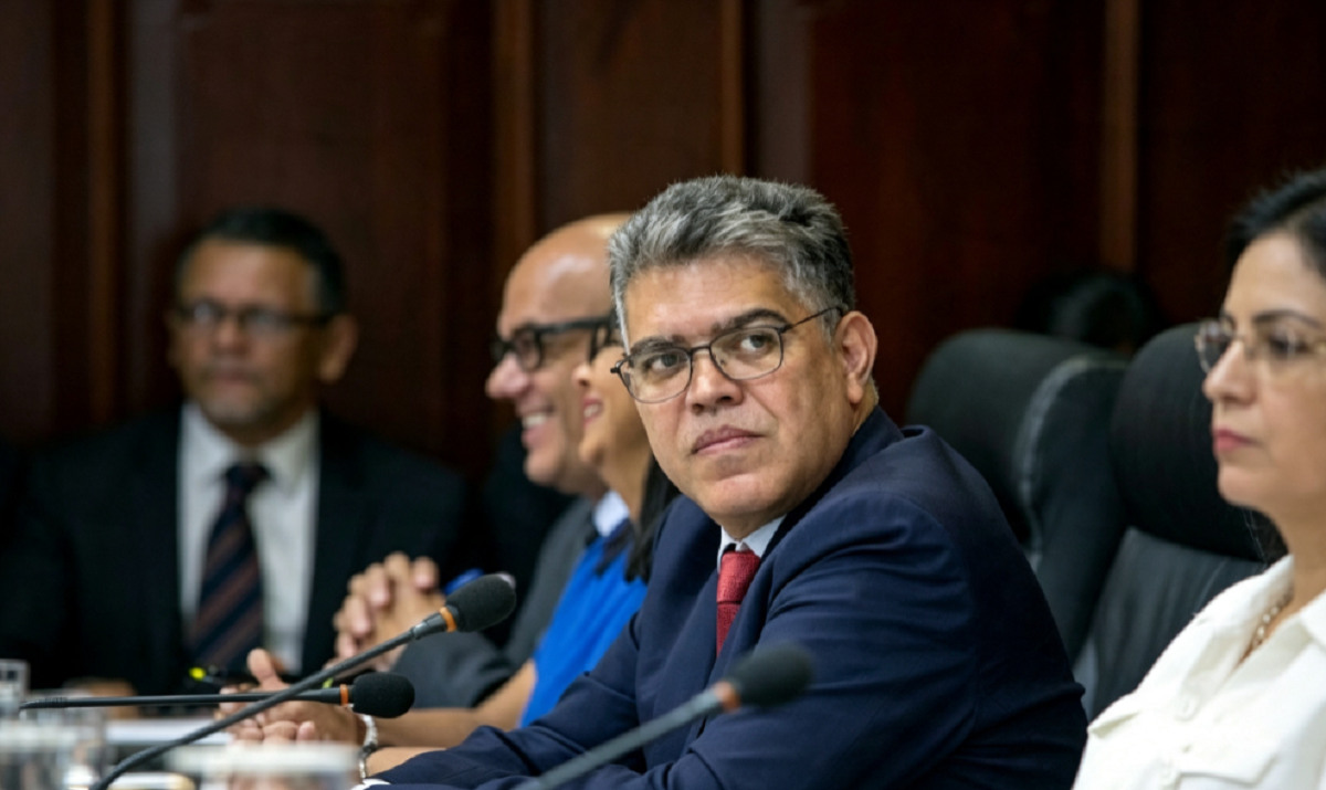 Elías Jaua caminando por el interior de un centro comercial en Montevideo.