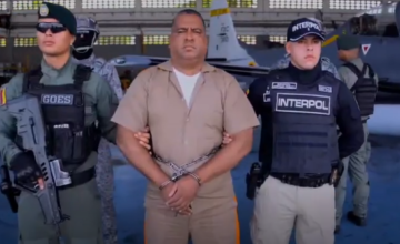 Alias Araña custodiado por efectivos policiales durante su traslado a la aeronave de extradición.
