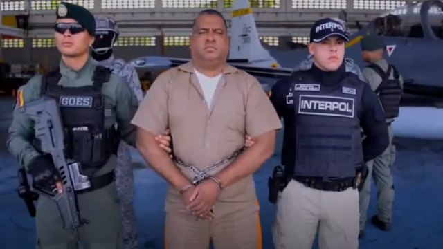 Alias Araña custodiado por efectivos policiales durante su traslado a la aeronave de extradición.