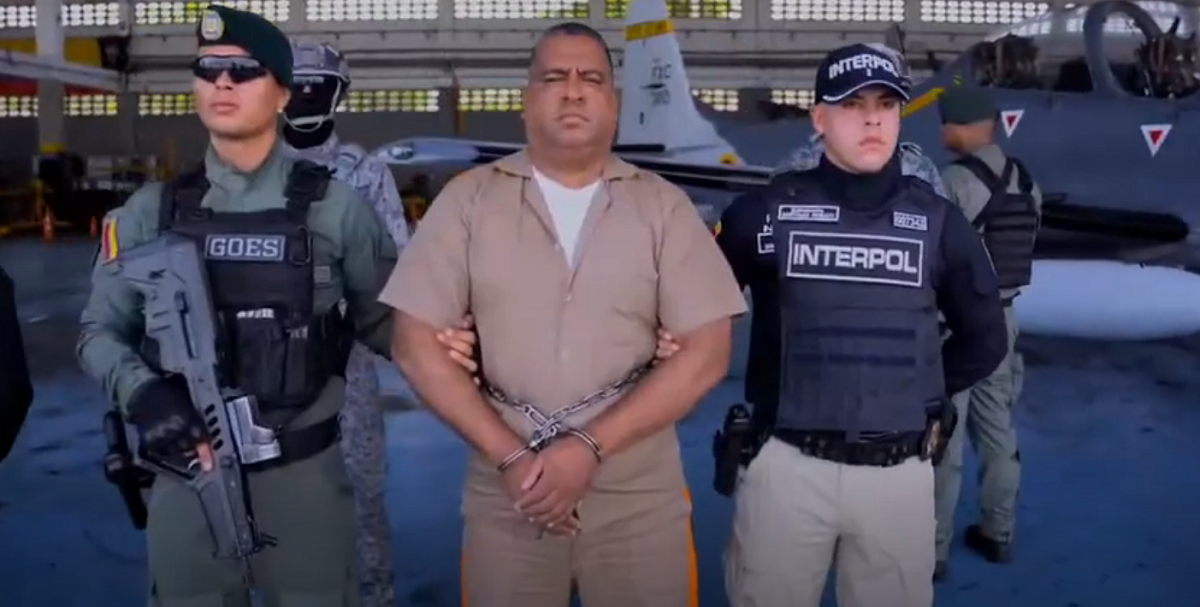 Alias Araña custodiado por efectivos policiales durante su traslado a la aeronave de extradición.