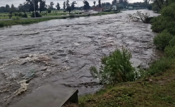 Calle anegada en la ciudad de Paysandú cubierta por el agua tras el temporal.