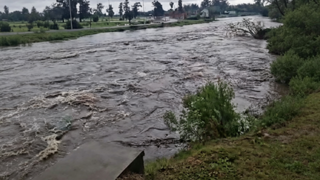 Calle anegada en la ciudad de Paysandú cubierta por el agua tras el temporal.