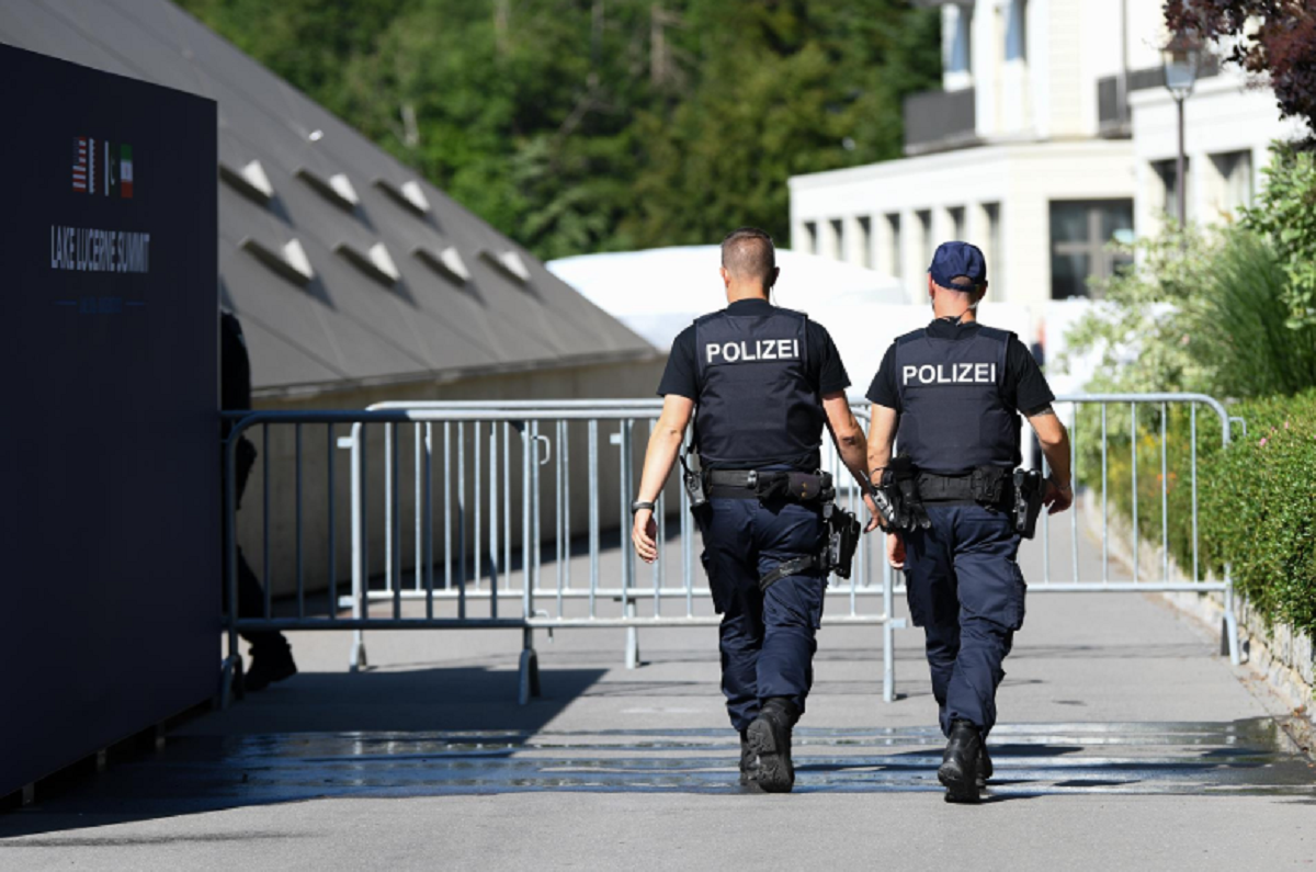 Autoridades policiales durante una rueda de prensa en Suiza.