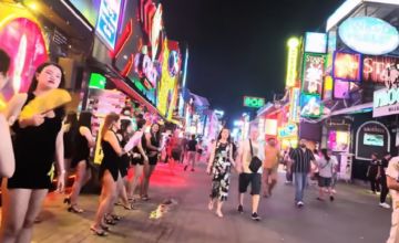 Vista panorámica de un barrio popular junto a rascacielos modernos en Tailandia