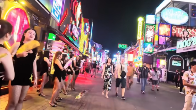 Vista panorámica de un barrio popular junto a rascacielos modernos en Tailandia