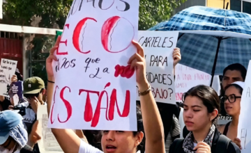 Multitud de manifestantes marcha con pancartas exigiendo justicia en las calles de México.
