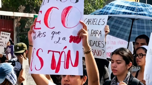 Multitud de manifestantes marcha con pancartas exigiendo justicia en las calles de México.