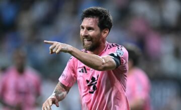 Lionel Messi sentado en el banco de suplentes de Inter Miami con el uniforme oficial.
