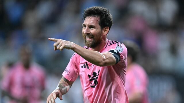 Lionel Messi sentado en el banco de suplentes de Inter Miami con el uniforme oficial.