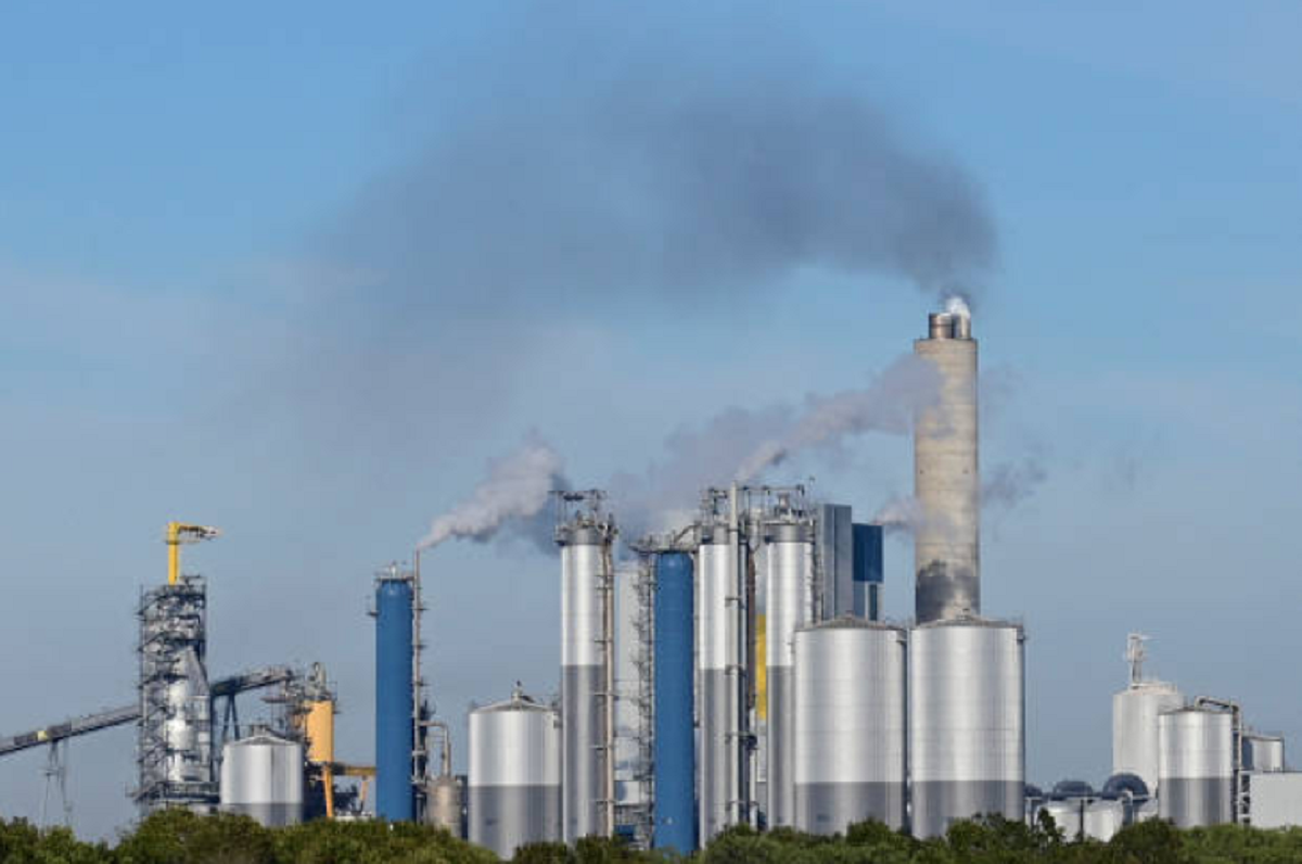 Infraestructura industrial y tanques metálicos de almacenamiento energético