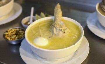 El preparado de un plato emblemático de la cocina peruana se realiza con técnicas de cocción lenta y ingredientes naturales, respetando las tradiciones culinarias del país.
