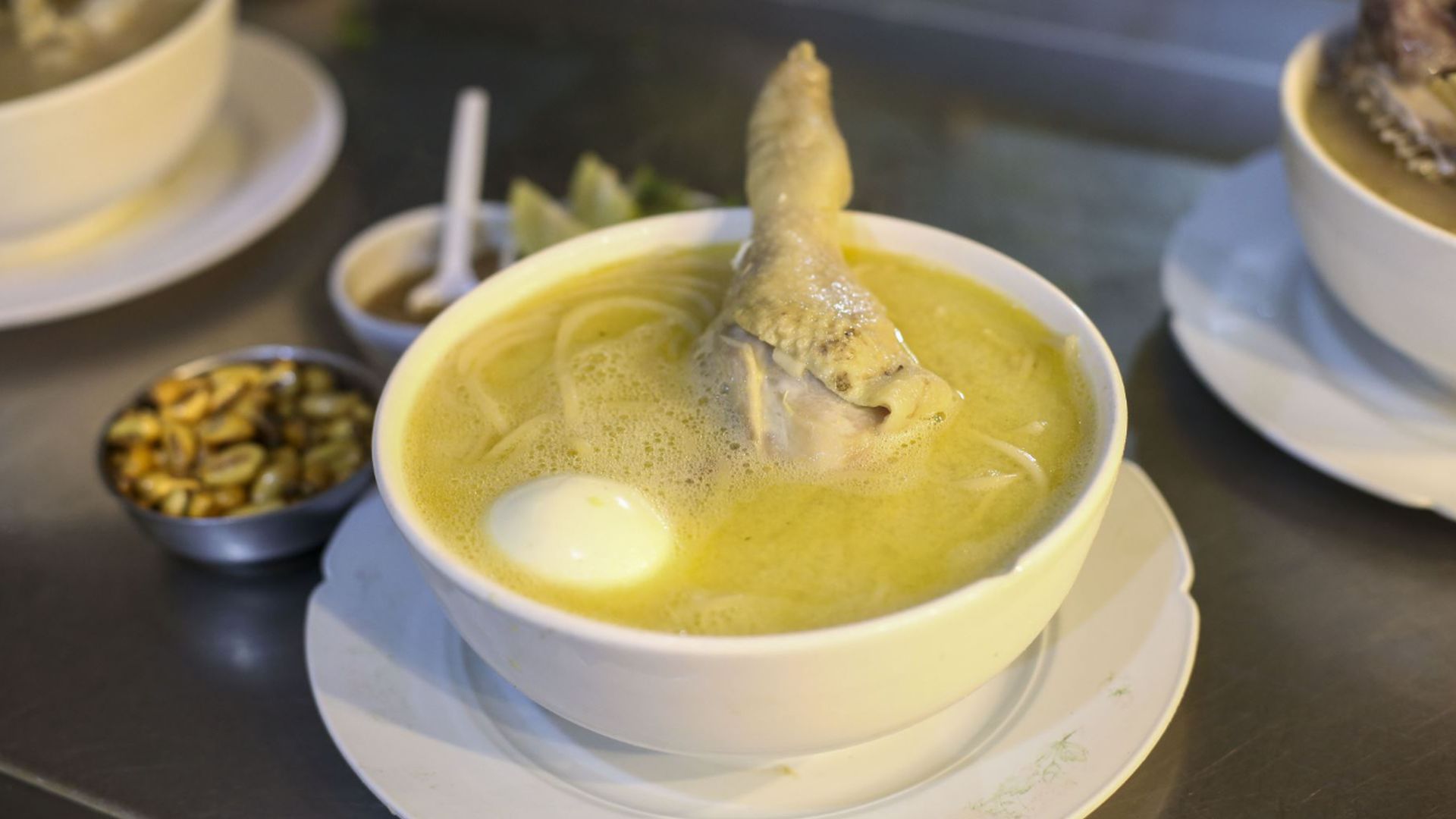 El preparado de un plato emblemático de la cocina peruana se realiza con técnicas de cocción lenta y ingredientes naturales, respetando las tradiciones culinarias del país.