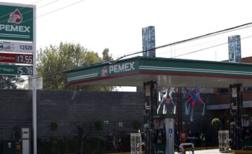 El Precio de la gasolina en Puebla está influenciado por cotizaciones internacionales, el tipo de cambio y costos logísticos, con regulación estatal desde marzo de 2025.