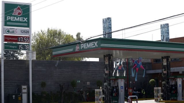El Precio de la gasolina en Puebla está influenciado por cotizaciones internacionales, el tipo de cambio y costos logísticos, con regulación estatal desde marzo de 2025.